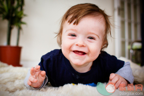 人,休闲装,T恤,室内,棕色头发_135504510_Seven-month-old boy smiles & crawls forward_创意图片_Getty Images China