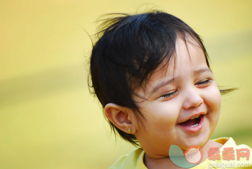 人,休闲装,户外,快乐,笑_137448603_Girl child smiling_创意图片_Getty Images China