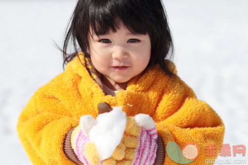 人,寒冷,婴儿服装,户外,冬衣_483741231_Baby holding snow_创意图片_Getty Images China