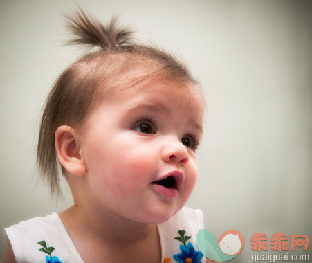 人,休闲装,影棚拍摄,金色头发,白人_142481090_Cute baby_创意图片_Getty Images China