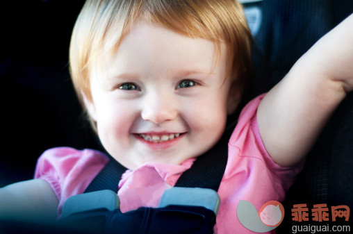 人,婴儿服装,12到17个月,室内,快乐_146515939_Smiling toddler_创意图片_Getty Images China