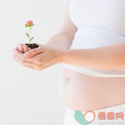 人,衣服,环境,自然,健康保健_83781408_Pregnant Woman Holding Flower Bud_创意图片_Getty Images China