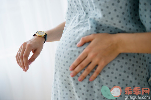 表,人,人生大事,健康保健,室内_487703603_Pregnant Caucasian woman timing contractions in hospital_创意图片_Getty Images China