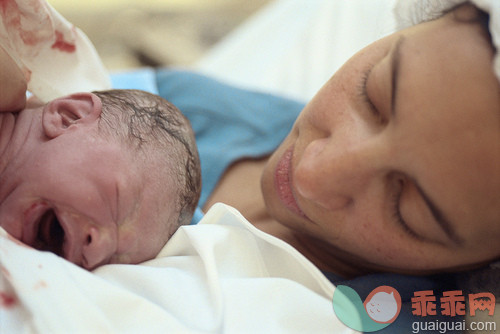 白人,哭,面部表情,人际关系,母亲_gic14895193_Newborn Baby Crying in Mother's Arms_创意图片_Getty Images China