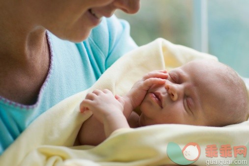 人,室内,50到54岁,爱的,深情的_499150747_Grandmother Holding Newborn Baby_创意图片_Getty Images China