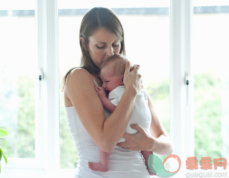 人,室内,30岁到34岁,深情的,棕色头发_168849903_Mother holding infant son by window_创意图片_Getty Images China