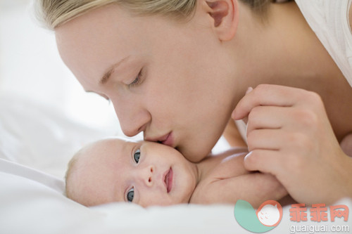 25岁到29岁,床,卧室,白昼,家庭生活_gic15319458_Mother kissing newborn baby on bed_创意图片_Getty Images China