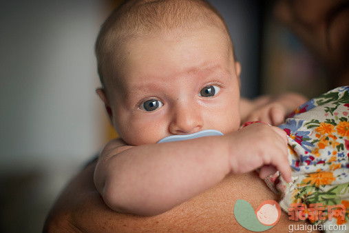 人,2到5个月,房屋,人的眼睛,四肢_520401925_Baby at home_创意图片_Getty Images China