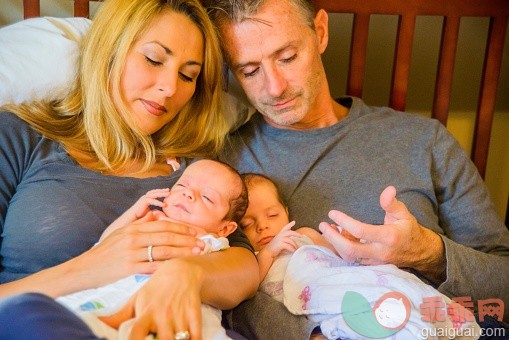 人,室内,40到44岁,45到49岁,满意_558965193_Couple with newborn twin girl and boy_创意图片_Getty Images China