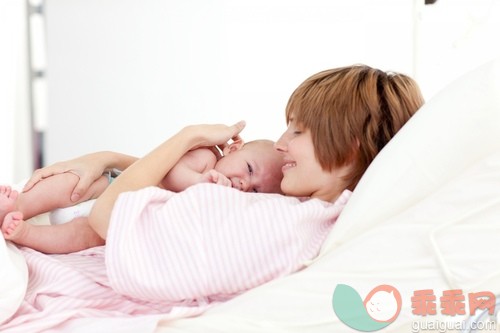 搂着肩膀,白人,哭,可爱的,面部表情_gic14791864_Mother embracing her newborn baby_创意图片_Getty Images China