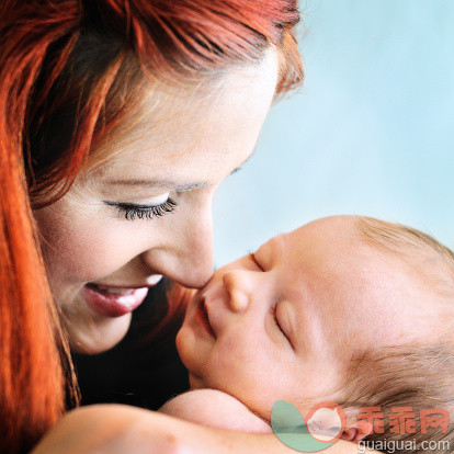人,室内,35岁到39岁,快乐,爱的_150374861_Mother with her newborn baby_创意图片_Getty Images China