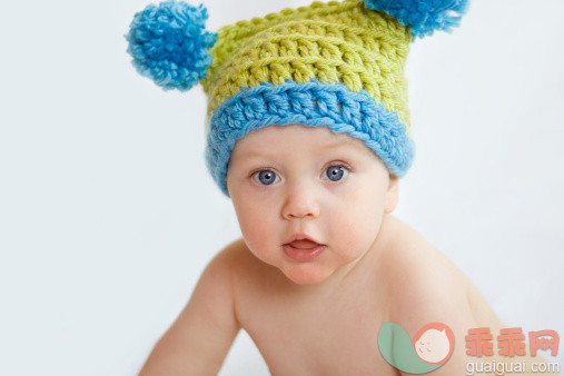 人,影棚拍摄,白人,可爱的,0到11个月_140844749_Cute baby boy in colorful hat_创意图片_Getty Images China