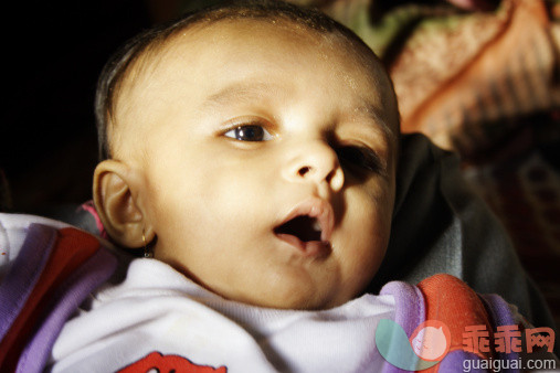 人,室内,躺,打哈欠,可爱的_144444757_Close up of a baby girl yawning_创意图片_Getty Images China