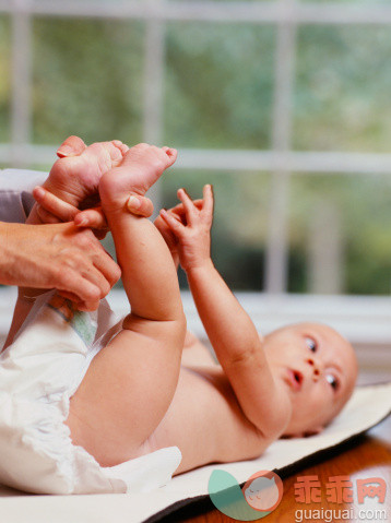 人,衣服,婴儿服装,外衣,住宅内部_79940049_Baby Getting Diaper Changed_创意图片_Getty Images China