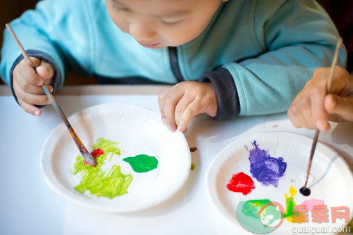 人,室内,盘子,涂料,作画_481321347_Kid learning watercolor mixing_创意图片_Getty Images China