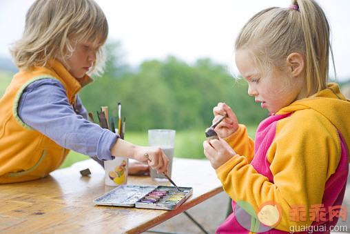 人,休闲装,教育,生活方式,户外_562481589_Kindergarten children painting in wood kindergarten_创意图片_Getty Images China