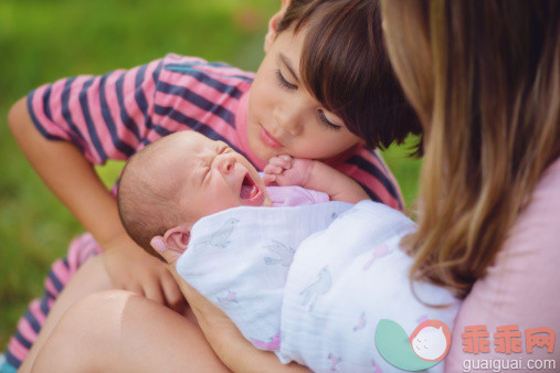 休闲装,生活方式,户外,白人,哭_514049995_A New Baby Sister_创意图片_Getty Images China