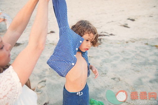 生活方式,旅游目的地,户外,褐色眼睛,卷发_557996891_Help from mommy_创意图片_Getty Images China