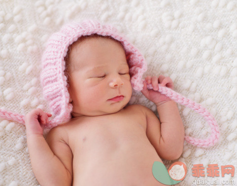 人,婴儿服装,生活方式,影棚拍摄,室内_512953773_Newborn girl wearing pink knit hat_创意图片_Getty Images China