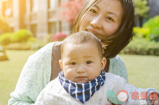 生活方式,自然,户外,快乐,东亚人_525897351_Young mom and her cute baby_创意图片_Getty Images China