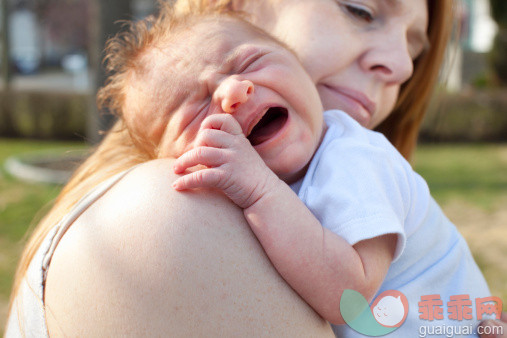 人,休闲装,婴儿服装,户外,35岁到39岁_114347166_Mother holding crying newborn baby._创意图片_Getty Images China