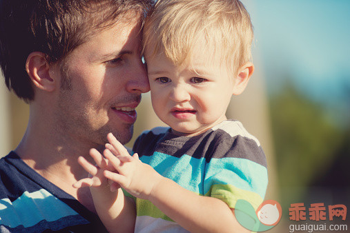 休闲装,生活方式,户外,30岁到34岁,金色头发_520692469_Dad With Toddler Son Close-Up_创意图片_Getty Images China