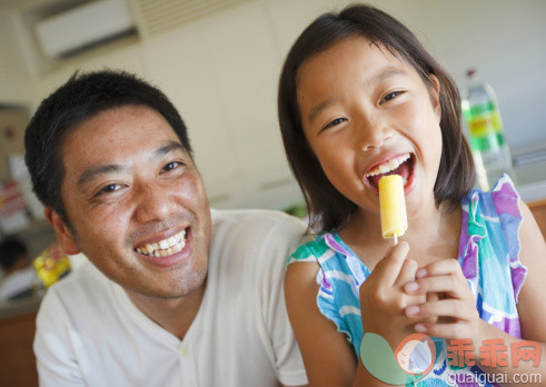 人,室内,35岁到39岁,中长发,黑发_150668537_Father and daughter eating ice pop_创意图片_Getty Images China
