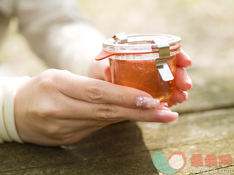 人,饮食,食品,桌子,瓶子_559690221_Quince Jam_创意图片_Getty Images China