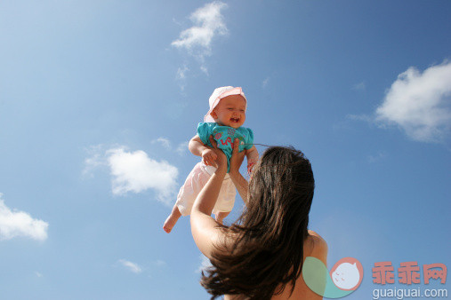 帽子,生活方式,户外,快乐,白人_157198660_mother playing with baby in the sky_创意图片_Getty Images China