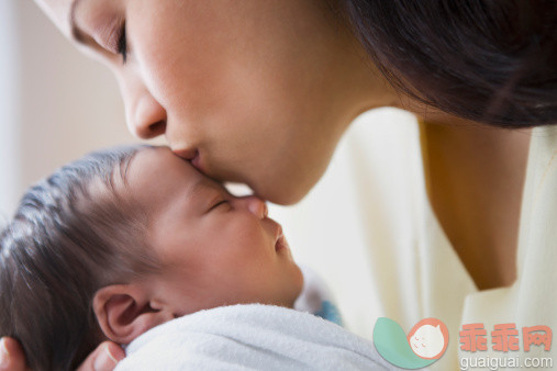 人,生活方式,室内,30岁到34岁,深情的_129302200_Mother kissing newborn baby girl_创意图片_Getty Images China