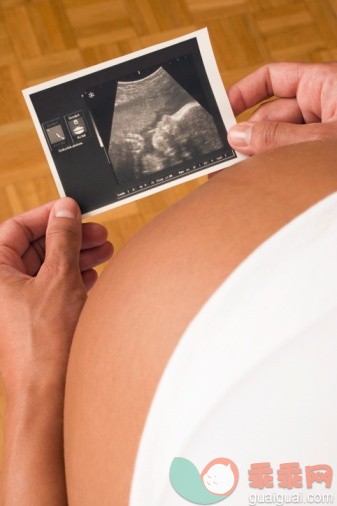 概念,健康保健,人类生殖,主题,人生大事_73264343_Pregnant woman holding ultrasonic picture, close-up, elevated view_创意图片_Getty Images China