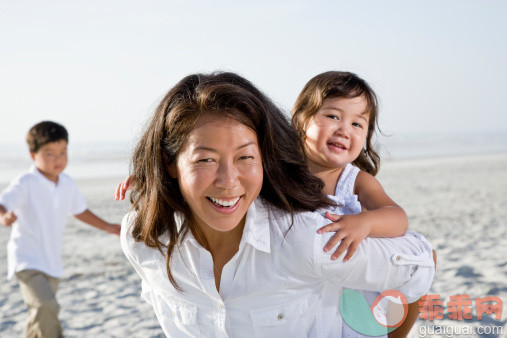 人,度假,户外,35岁到39岁,快乐_109721264_Asian mother and two young children at beach_创意图片_Getty Images China