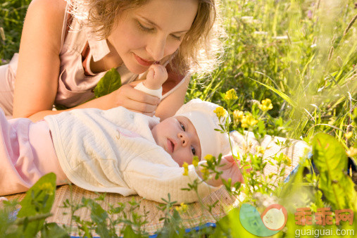 人,2到5个月,户外,20到24岁,人的头部_113144258_Mother and baby in the grass._创意图片_Getty Images China