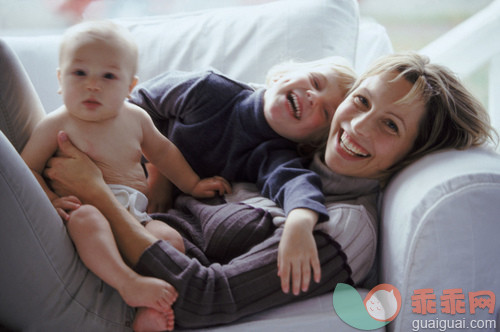 人,沙发,尿布,生活方式,室内_gic17089416_Kids on the Couch with Mom_创意图片_Getty Images China