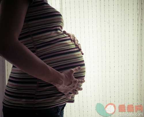 明亮,人,休闲装,窗帘,人生大事_gic14252765_Pregnant woman against bright window_创意图片_Getty Images China