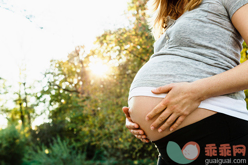 人,休闲装,户外,田园风光,中间部分_558948623_Pregnant woman holding belly, outdoors, mid section_创意图片_Getty Images China