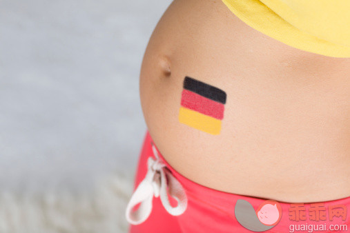 作画,人,休闲装,半装,生活方式_494378871_Pregnant Asian woman with german flag painted on belly_创意图片_Getty Images China