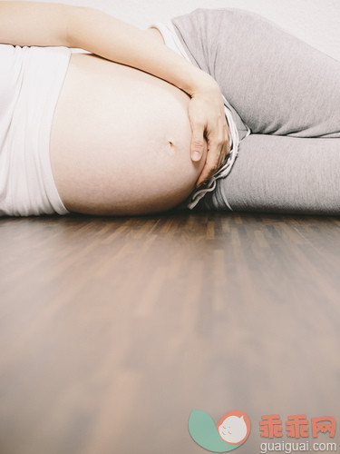 人,休闲装,半装,人生大事,室内_gic14252818_Pregnant woman resting on wooden floor holding her belly_创意图片_Getty Images China