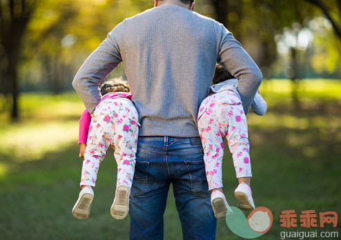 人,休闲装,生活方式,度假,户外_483287986_Playful father and daughters_创意图片_Getty Images China