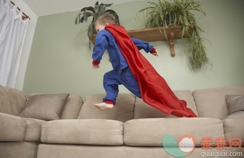 人,沙发,软垫,室内,古服装_gic18685873_Small boy dressed as superhero jumping on couch._创意图片_Getty Images China