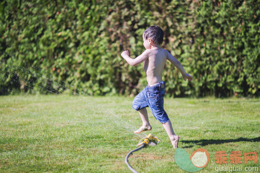 人,洒水机,短裤,户外,快乐_485628415_sprinting leap through sprinklers_创意图片_Getty Images China