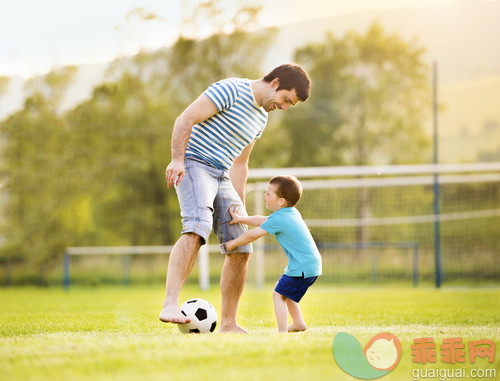 公园,肖像,人,日光,户外_gic16945879_Father and son playing football_创意图片_Getty Images China