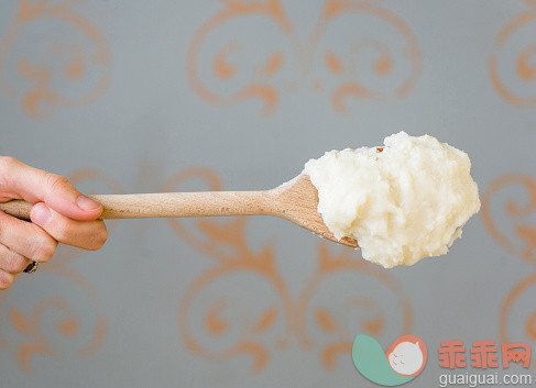 人,饮食,室内,中间部分,汤匙_554371797_Close up of mashed potatoes on wooden spoon_创意图片_Getty Images China