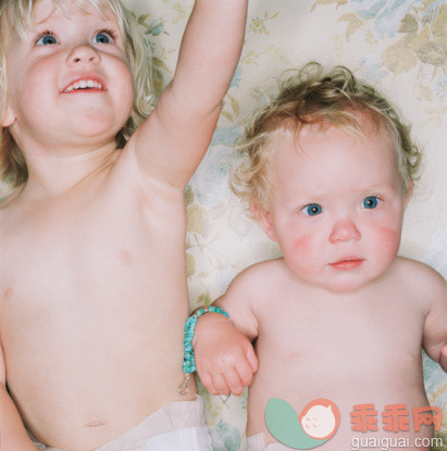 人,壁纸,影棚拍摄,项链,蓝色眼睛_98623448_Portrait of playful sisters_创意图片_Getty Images China