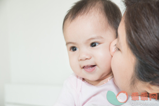 快乐,笑,微笑,拥抱,父母_510735729_Asian mother and baby kissing_创意图片_Getty Images China