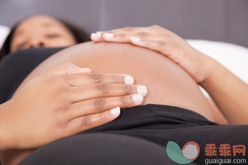 人,沙发,生活方式,四分之三身长,室内_160936676_Young pregnant woman relaxing with hands on stomach_创意图片_Getty Images China