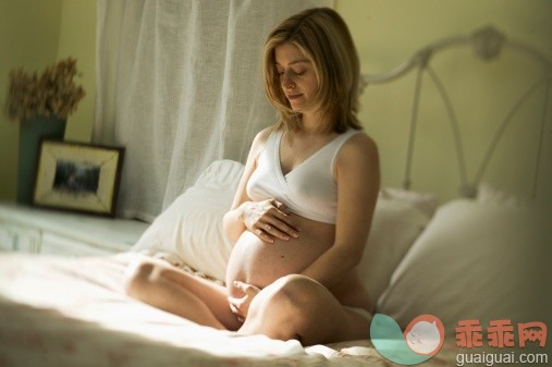 人,家具,休闲装,床,软垫_80117681_Pregnant woman holding belly_创意图片_Getty Images China