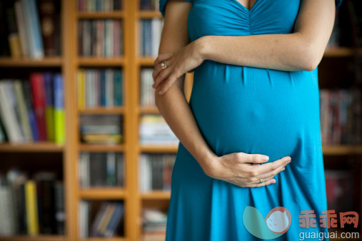 人,连衣裙,室内,中间部分,书_132753892_Pregnant woman supporting baby belly_创意图片_Getty Images China