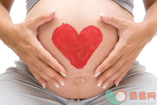 作画,人,休闲装,影棚拍摄,爱的_154924100_Red Heart On Pregnant Belly_创意图片_Getty Images China