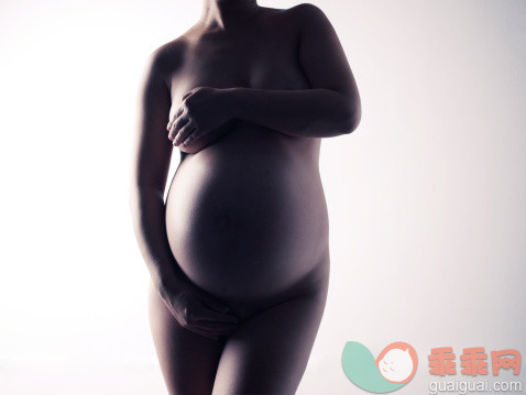 人,影棚拍摄,中间部分,30岁到34岁,裸体_145965595_Nude pregnant woman on a white background_创意图片_Getty Images China